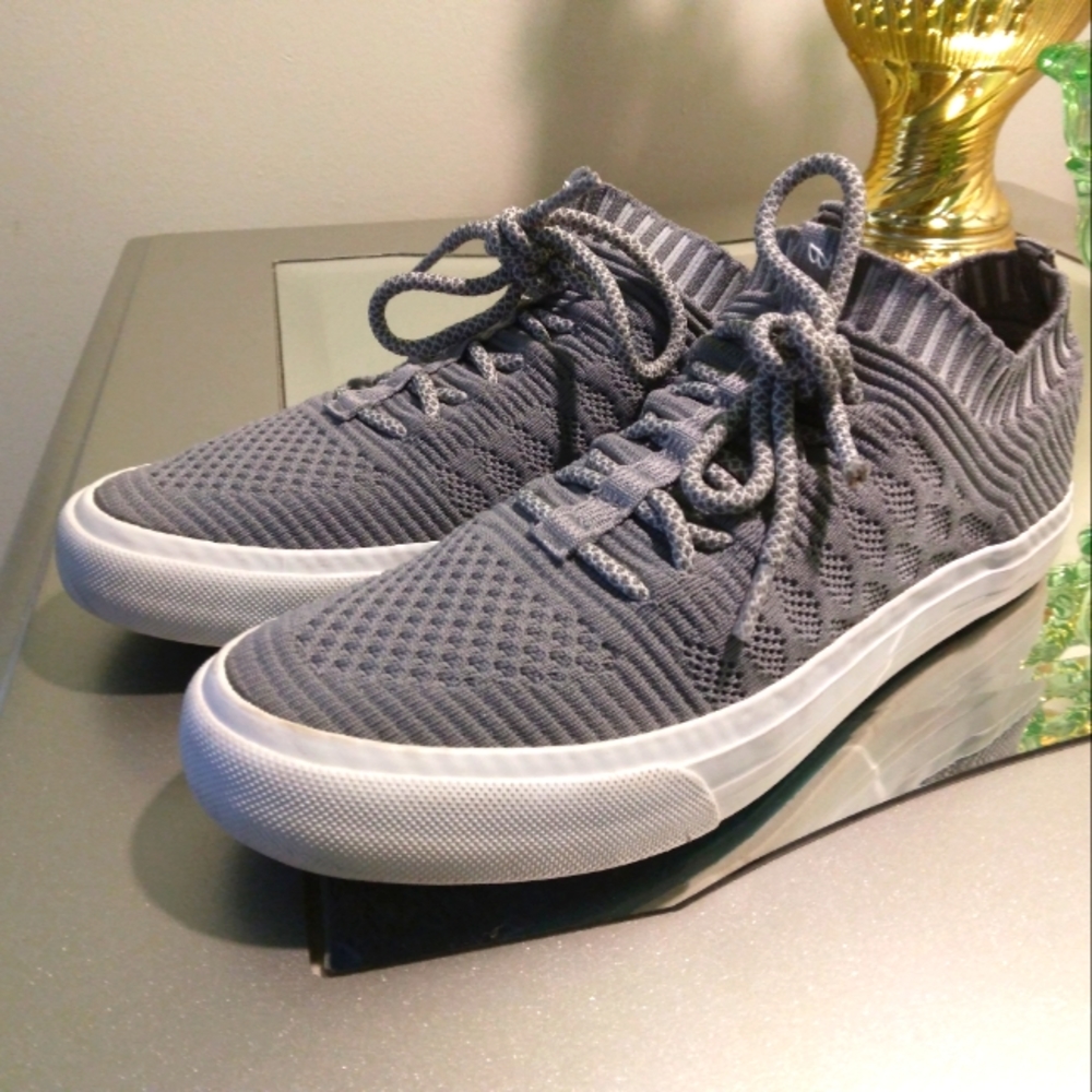 Tennis shoe